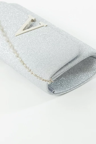 Geantă De Ocazie Mini Argintie Cu Sclipici Accesorizat Cu Un V Metalic 
