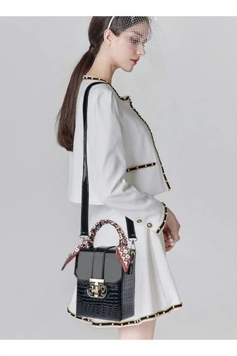 Geantă Crossbody Bonluo Neagră Lăcuită Din Imitație De Piele De Dimensiunea 17*13*8cm 