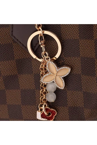 Breloc Elegant Floare Reversibilă Alb Cu Bej Accesorizat Cu Charmuri Aurii