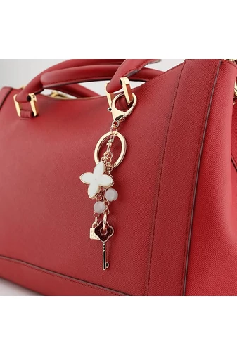 Breloc Elegant Floare Reversibilă Alb Cu Bej Accesorizat Cu Charmuri Aurii