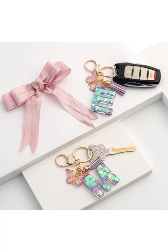 Breloc Elegant Cu Inițiala ''L'' Violet Accesorizat Cu Fluturaș