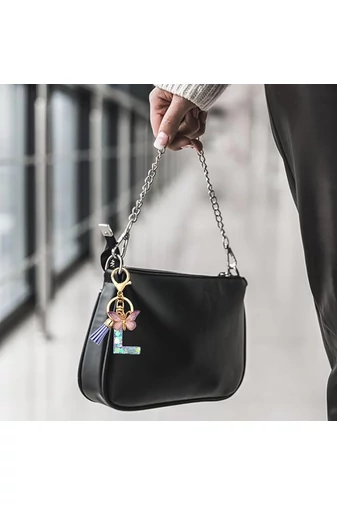 Breloc Elegant Cu Inițiala ''L'' Violet Accesorizat Cu Fluturaș
